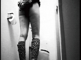 都内某所ガールズバーのトイレ映像流出4時間38人　サンプル画像04